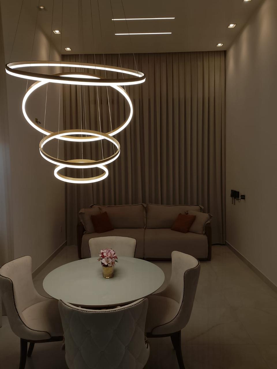 Ambiente intimista com lustre e cortinas