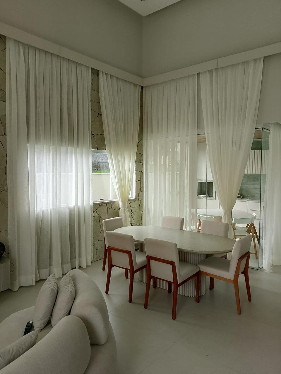Sala de jantar com cortinas leves brancas
