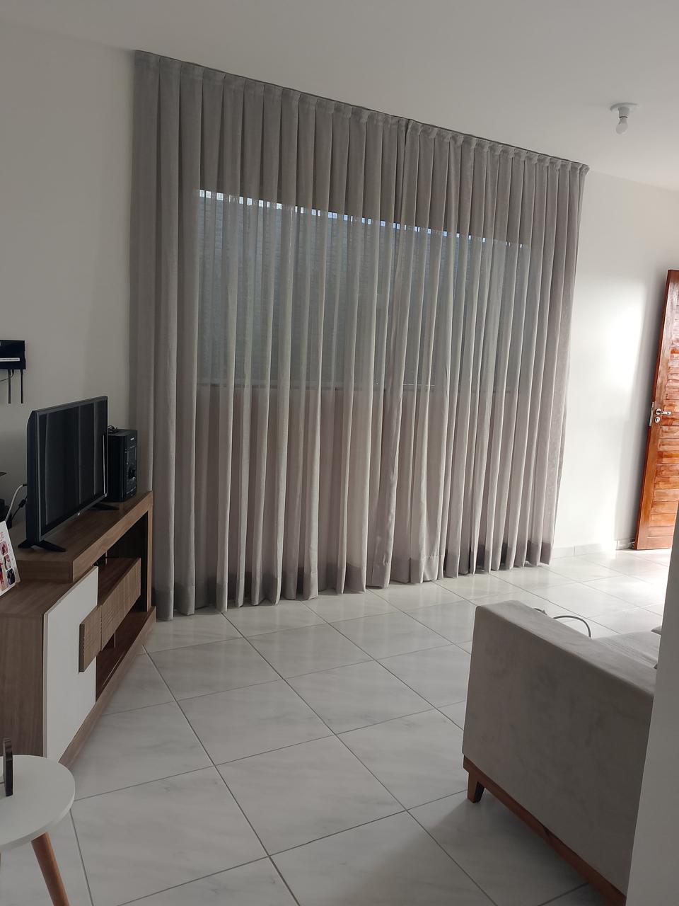 Sala com cortina cinza de linho