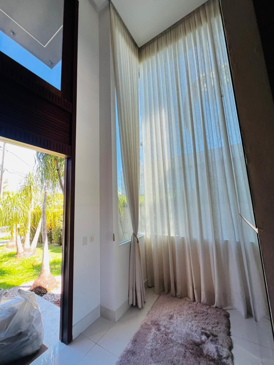 Pé direito duplo com cortinas de linho