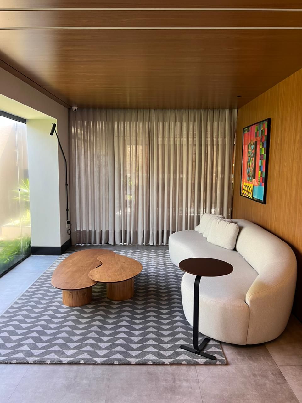 Sala com cortinas leves e tons quentes