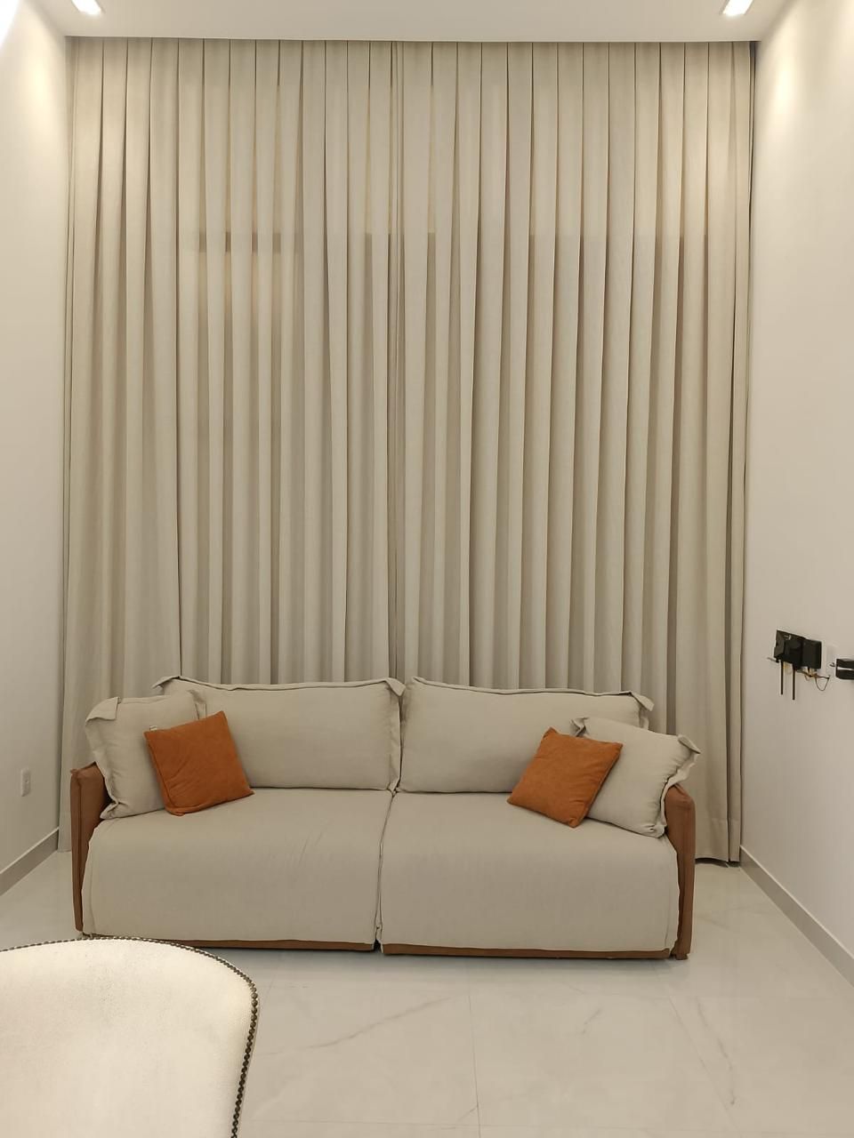 Sala íntima com cortina bege